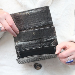 Cartera de cuero plateado oscuro, monedero deslumbrante brillante, cartera estilo croco plateado oscuro, cartera estilo acordeón, cartera de mano de cuero genuino