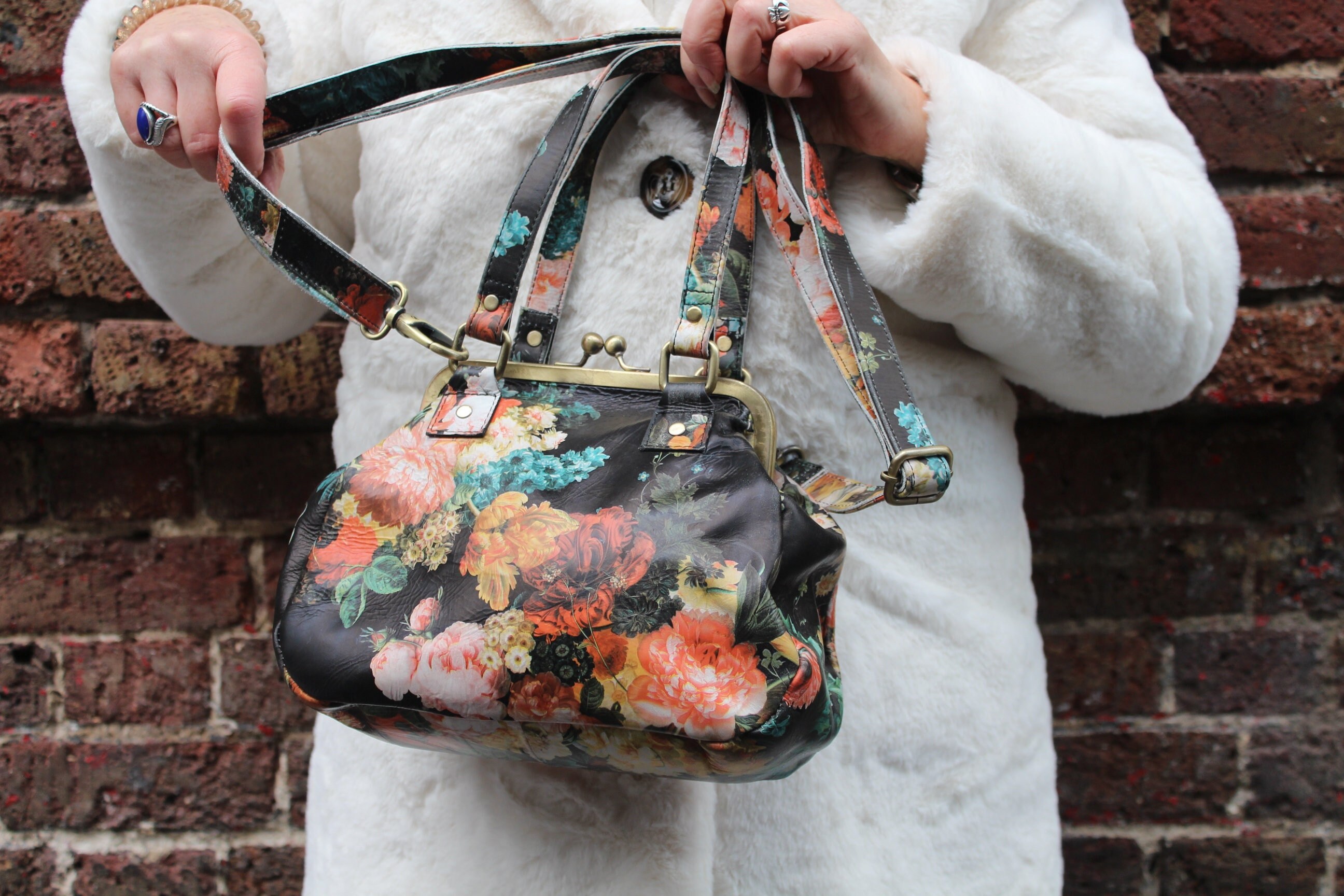 Shoulder Bag for Women, Beautiful Pink Flowers Tote Bag Small Purses Cute  Mini Zipper Handbag with Chain Strap