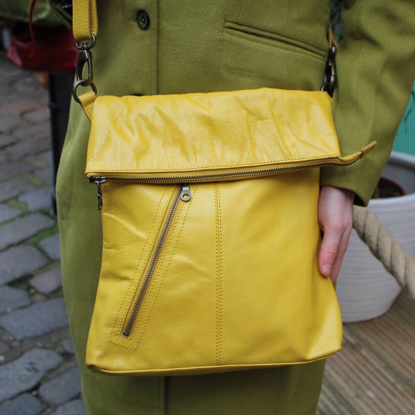 Sac Messager en cuir jaune, Amélie, Zip avant incliné, Zip arrière, Zip supérieur, Tous les zips YKK, Longue sangle amovible réglable, Espaces intérieurs