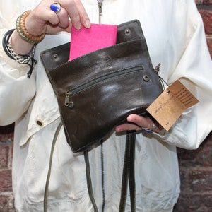 Telefoontas donkergroen leer, Mini crossbody portemonnee, Voorvak met rits, Kleine donkergroene handtas, Verstelbare riem, Past op de meeste telefoons, Koppeling