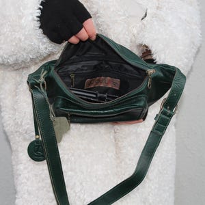 Dunkelgrüne Leder-Bauchtasche, Doppel-Reißverschluss-Gürteltasche, Gürteltasche aus waldgrünem Leder, Messingfarbene YKK-Reißverschlüsse, Innentasche, Doppel-Gürteltasche