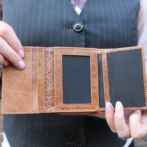 Cartera de piel color canela con aspecto desgastado, Cuero color canela con efecto arrugado, Estilo tríptico con varios espacios para tarjetas y fotos, Compacto y pequeño, Small grande