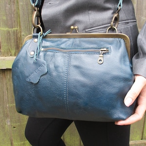 Layla Navy Clasp Lock Leder Geldbörse Tasche, Schönes Interieur mit extra strapazierfähigem Futter und Taschen, Reißverschlusstasche vorne, langer Riemen verstellbar