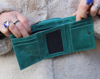 Cartera turquesa con detalle de anilla, pequeña cartera de piel envejecida de tres pliegues, combina con el bolso, cartera pequeña verde azulado claro, tarjetas, monedas y billetes, con cremallera