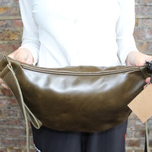 Bum bag over sized, Olive green leather, Fanny pack medium, Med weekend, Fanny Hip bag, Inner organizer detail, Inner card spaces image 5