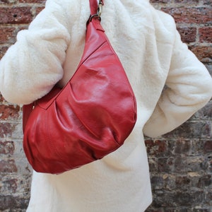Hobo Schultertasche aus rotem Leder, Abnehmbarer langer Riemen, Querkörper Genf Tasche, Rote Tasche mit Detail, Raffung Geldbörse Top Reißverschluss, Einkaufstasche Multiway
