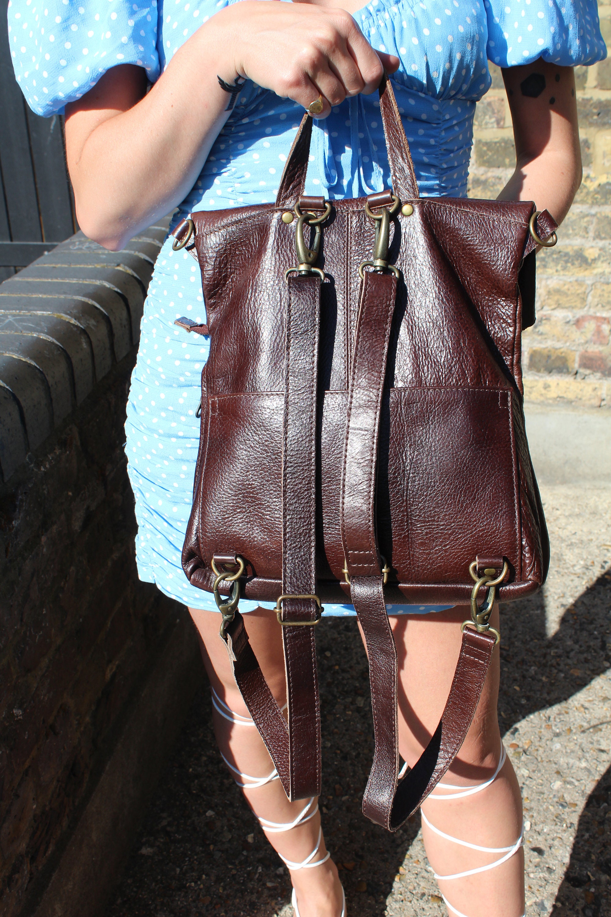 Mochila multiusos cuero marrón, Amelie Brown Shiny Leather Convertible  Backpack, Bolsa multifuncional para empacar, Mochila multibolsillos con  cremallera -  España