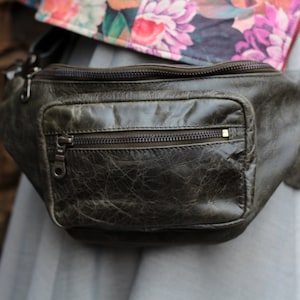 Olivgrüne Gürteltasche, grünes Leder, Bauchtasche, Brusttasche, Distressed Leder, Doppeltaschen, inneres Reißverschlussfach, YKK-Gürteltasche mit Reißverschluss