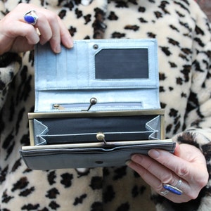 Cartera de clip grande, cuero suave plateado, bolsillo trasero, varios compartimentos, monedero con marco de clip doble, cartera de embrague grande con clip de beso, plata