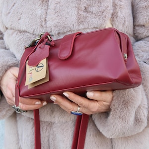 Doktortasche aus rotem Leder, kleine Größe, detailliertes Interieur, Innentaschen, langer verstellbarer Riemen, Cross-Body-Doktor