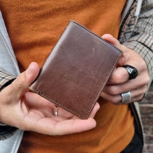 Porta tarjetas de cuero marrón oscuro con bolsillo externo / billetera pequeña hecha a mano Idea de regalo unisex / Oyster y bolso de viaje