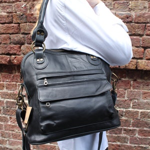 Schwarze Leder Pamela Schultertasche, Crossbody, schwarzes Leder, extra lange Schulterriemen, abnehmbarer langer Riemen, zwei Taschen vorne