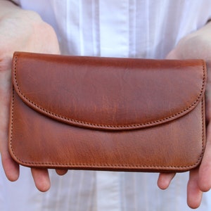Deutsche Leder Brieftasche, Beige, Lange und Schlanke Geldbörse mit mehreren Fächern, Karten auf der Rückseite, Mittlere Reißverschlussfächer, Make-up-Tasche, Clutch-Tasche