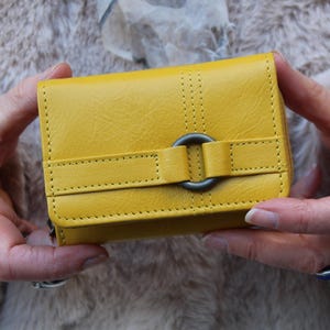 Gelbe Lederbrieftasche, kleine Brieftasche, Notizkartenmünzen-Brieftasche, dreifache kleine Brieftasche, Reißverschluss-Brieftasche mit Ringdetail, kompakte Brieftasche winzig