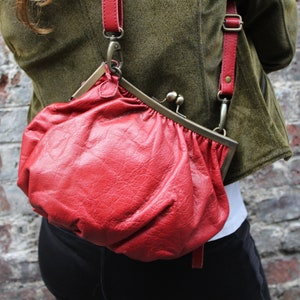 Christina Tasche, Rotes Leder, Gesammelte Ledertasche mit Kussclip, Spangentasche mit Diamantkugelverschlüssen, verstellbarer langer Riemen, Innentasche