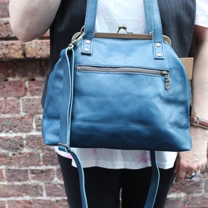 Blaue Kobalt Ledertasche, Kussschloss blau Cross Body, umwandelbare Schultertasche, Abnehmbarer langer Riemen, Reißverschlusstasche vorne, Blaue Geldbörse