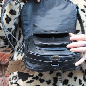 Saddle bag, Black leather, Front pocket, Internal zip compartment, Adjustable strap, Shiny black leather, 70's style handbag, Crossbody bag image 9