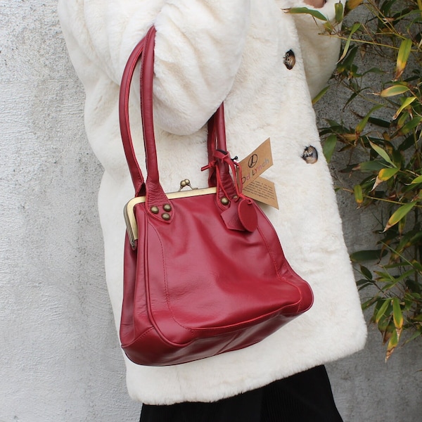 Red Leather Kiss Clasp Handbag: Retro Style Shoulder Bag