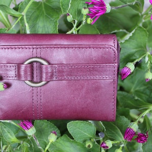 Cartera pequeña con varios compartimentos en piel morada, monedero violeta hecho a mano con anilla de metal, buena zona para monedas, cremallera trasera, espacios para billetes y tarjetas