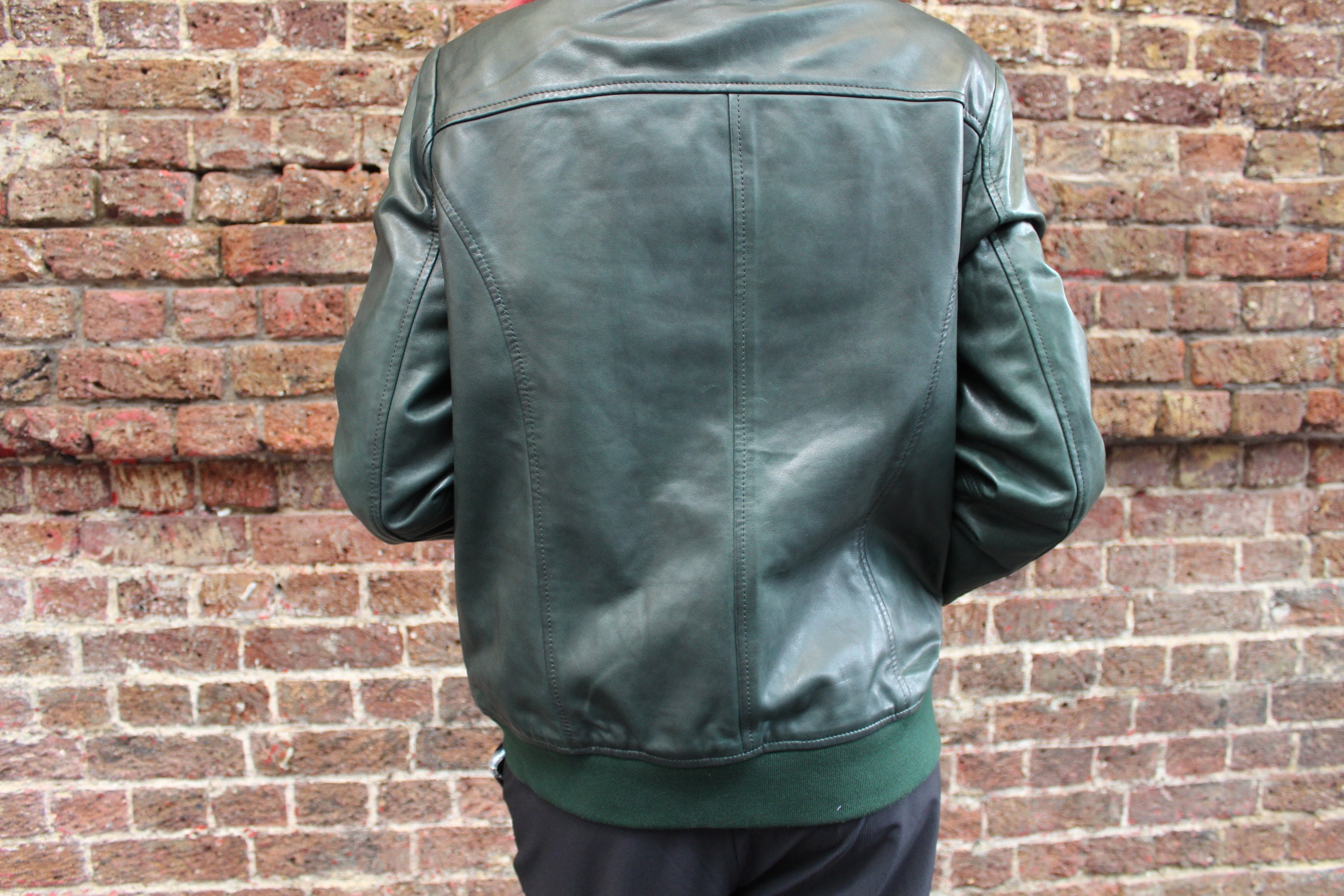 ダークグリーンのレザーボンバージャケット：50年代風ソフトレザー