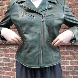 Blouson motard en cuir vert foncé, Blouson moto zippé, 3 poches devant, Manches zippées, Zips YKK, Doublure polyester satiné, Aspect vieilli