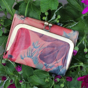 Cartera con clip pequeño Evanna, cartera floral triple, diseño abstracto floral, cuero impreso, cartera con cierre de beso, cierre de broche de marco, artículos de latón