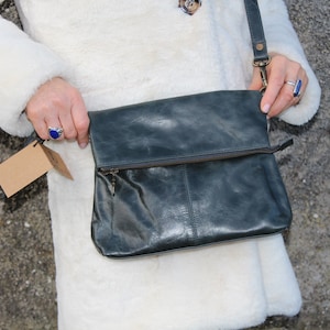 Sac bleu marine rabattable, chouchou en cuir de style vintage, porte-monnaie zippé Ykk, fermetures éclair à l'avant et à l'arrière, poches internes, ajustement au sac à bandoulière