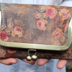 Clip Rahmen Kleine Brieftasche, Trifold Blumen Geldbörse für Banknoten, Münzen und Karten, Vintage Vibes Geldbörse, Floral bedrucktes Leder, Gesäßtasche