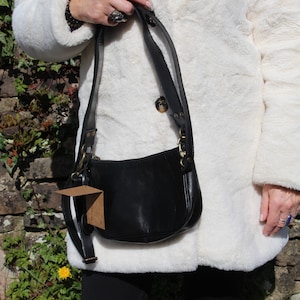 Schwarze Umhängetasche, Schwarze Sling-Tasche mit abnehmbarem langen Riemen, Innentaschen, Manchester, Einfache schwarze Umhängetasche, Baguette-Reißverschlusstasche