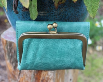 Cartera azul turquesa descolorida verde azulado, monedero con cierre de beso Evanna, cartera pequeña con cierre de beso de tres pliegues, bonita cartera estilo retro, monedero azul con cierre de beso, ranura para tarjetas