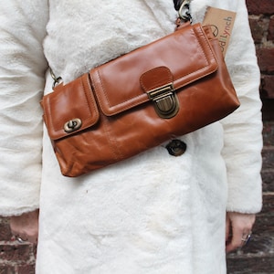 Crossbody Ex Large aus hellbraunem Leder, Hüfttasche, Jilly, umwandelbare Gürteltasche, Gürteltasche mit Schleifen an der Rückseite, Push-Lock-Verschluss. Reißverschluss-Bauchtasche, Fächer