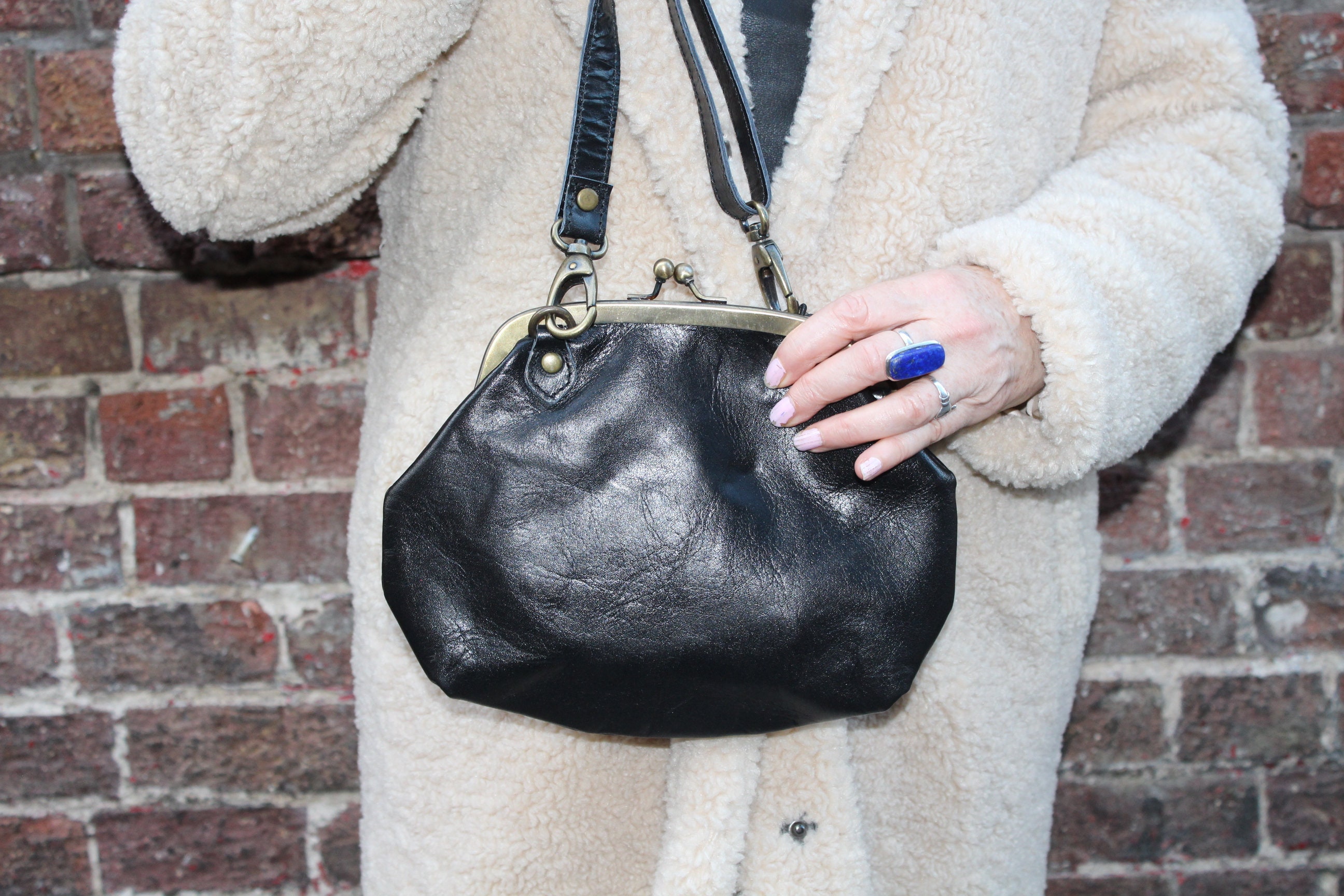 バッグ vintage leather hand bag Black Leather Kiss Clasp Handbag: Retro Top Handle Crossbody