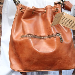 Beuteltasche braunes Leder, Reißverschlusstasche vorne, Schulter- oder Brustgurt, Umhängetasche, Innenfächer, Weiches Leder, Kordelzug