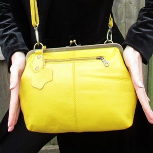 Sac en cuir jaune avec cadre à fermoir Kiss : sac à main rétro à poignée sur le dessus, « Layla »