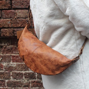 Sling Tasche, Half Moon tan Scrunchy, langer verstellbarer Riemen, Innenfächer, Brusttasche, Leder Distressed Tan, Halbkreis Handgemachte Tasche