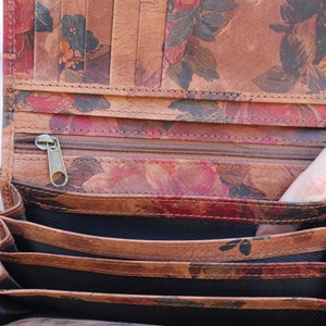 Mit Blumen bedrucktes Leder, 'Madamzel' Brieftasche aus weichem, mehrteiligem und leichtem Leder, Akkordeon-Brieftasche, große Brieftasche aus Leder mit Blumendruck