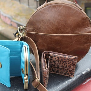 Runde Tasche, braunes Leder, Außentasche, Rupert, langer verstellbarer Riemen, Innenfächer, runde Handtasche aus braunem Leder, Geldbörse