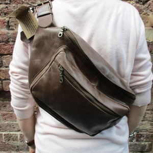 Riesen-Bauchtasche, Braunes Leder, YKK-Reißverschlüsse, Extra langlebig, Übergroße Brusttasche oder Gürteltasche, Strapazierfähiges Futter, 3 Fächer und innerer Reißverschluss