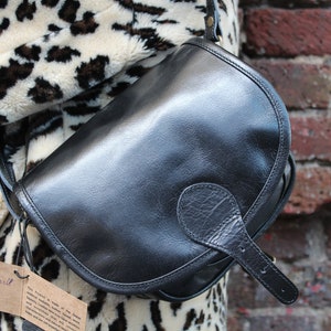 Saddle bag, Black leather, Front pocket, Internal zip compartment, Adjustable strap, Shiny black leather, 70's style handbag, Crossbody bag image 8