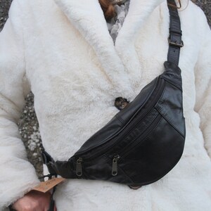 Petit sac banane en cuir noir, Sac banane en cuir, Patch, 3 poches zippées réglables Unisexe, Sac poitrine et banane, Cuir plaqué à l'arrière, Entièrement réglable