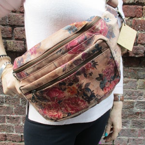Riesen Bauchtasche oder Bauchtasche Nr. 14 mit Blumenmuster aus Leder, Riesen Oversize Wickel Gürteltasche mit Blumenmuster, Brusttasche, Gürteltasche mit 3 Fächern
