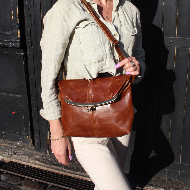 Medium Dublin Kiss lock flapover handbag in tan leather, Adjustable and removable strap, Wearable as shoulder or crossbody, Brass kiss lock image 5