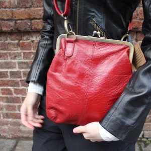 Top Clip Rot Ledertasche, Malaga, Clipverschluss flach Kreuz Körper, Verschluss, Innenfächer, verstellbarer Riemen, Kiss Lock rot Leder Geldbörse