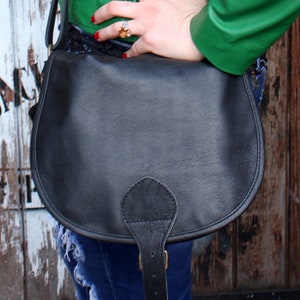 Mittelgroße Satteltasche, Schwarzes Leder, Vordertasche, Innenfächer, Verstellbarer Riemen, Sehr geräumige Tasche, Umhängetasche, Retro