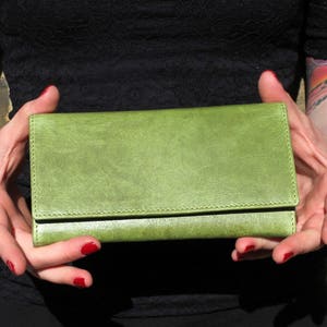 Grand portefeuille à clip, Kiss lock vert clair, portefeuille style pochette, cuir vert pomme avec double porte-monnaie et espace pour les billets, inspiration rétro