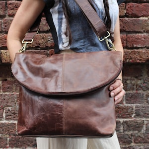 Grand sac bandoulière marron, Cuir vieilli effet vieilli, Sac arrondi avec fermeture éclair, Poches zippées à l'avant et à l'arrière, Poches intérieures, Poids léger
