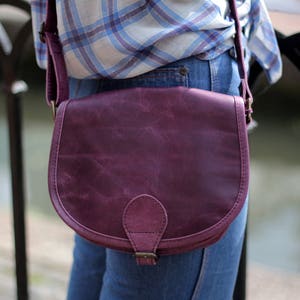 Satteltasche lila, Kleine Isabelle Ledertasche Umhängetasche, Klassische Satteltasche Vintage Style, Handliche Vordertasche, Voll verstellbar