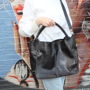 Große Schultertasche, Schultertasche oder Crossbody aus schwarzem Leder, Bach Medium, abnehmbarer langer Riemen, mittleres Reißverschlussfach