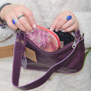 Umhängetasche mittel,Lila obere Reißverschlusstasche,Langer abnehmbarer Riemen,Violett-lila Geldbörse,Baguette-Stil-Geldbörse aus lila Leder,Schultertasche Manchester