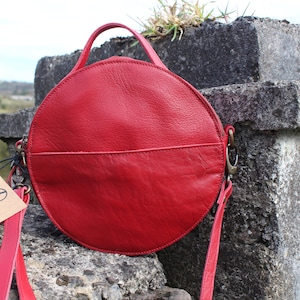 Kreisledertasche, Runde Tasche, Rotes Leder, Umhängehandtasche, Langer Riemen verstellbar, Vordertasche, Innentasche mit Reißverschluss und Klappe, Rupert
